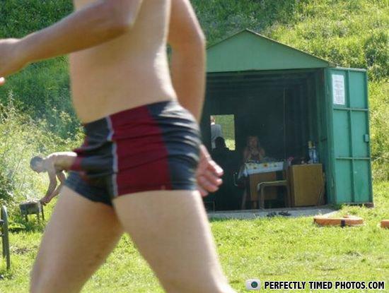 Perfectly Timed - Photos Taken At The Right Moment (20) Perfectly Timed - Photos Taken At The Right Moment (20)